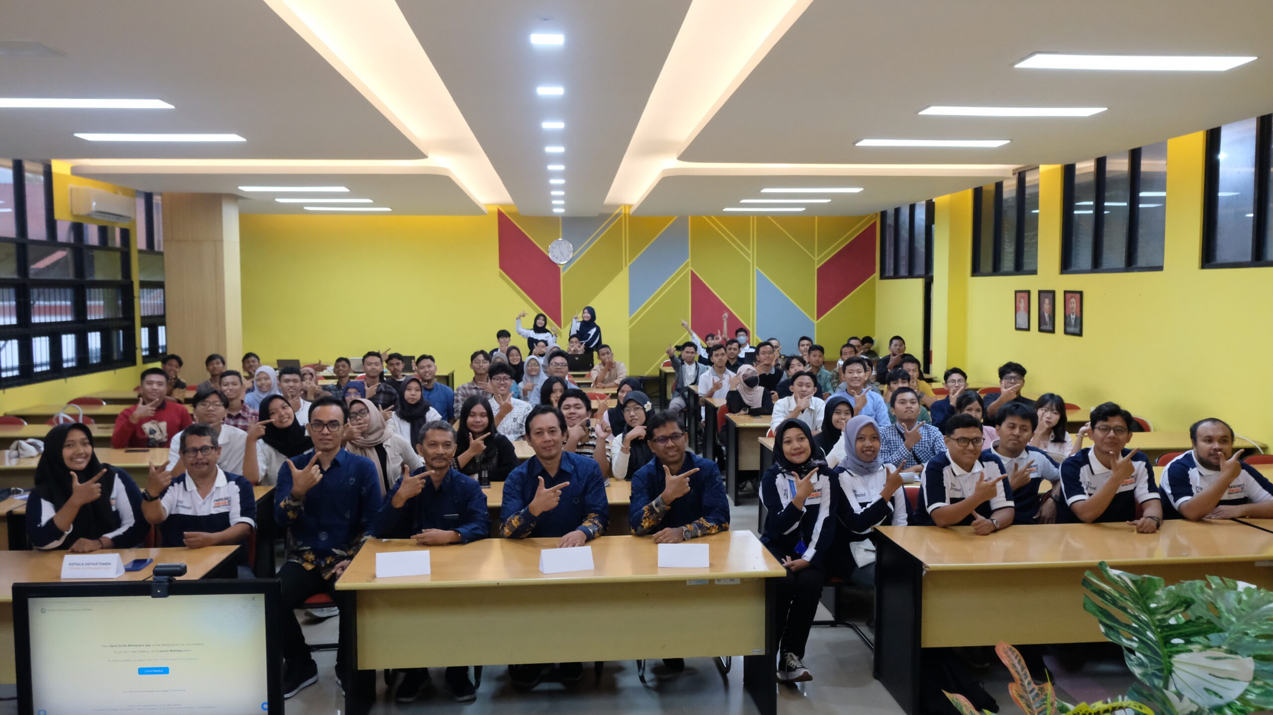 Gambar Prof Dr Wahyu Wibowo SSi MSi bersama kadep, sekdep, dan dosen FV, serta calon mahasiswa dalam sesi dokumentasi