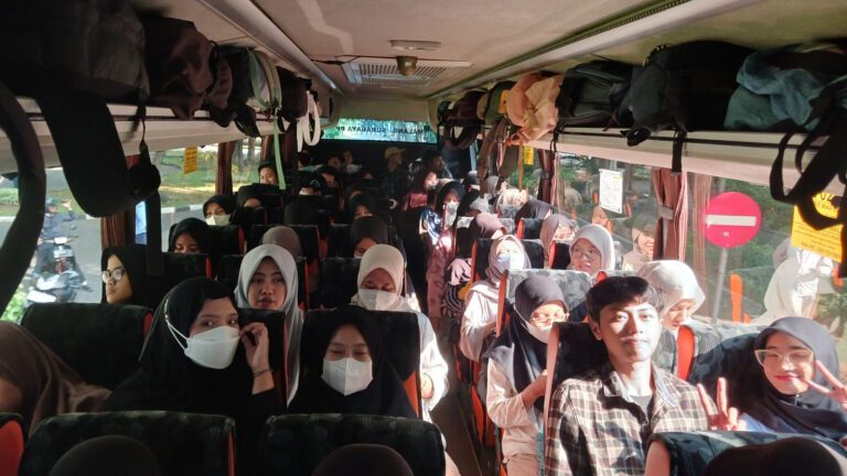 Euforia para peserta Mudik Gratis ITS 2024 di dalam bus rute Nganjuk – Madiun – Ponorogo – Pacitan