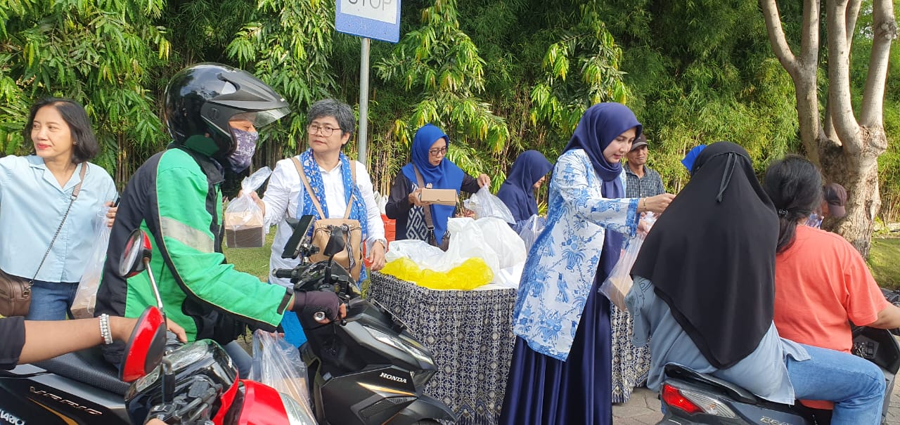 Gambar ramainya suasana saat penerimaan takjil