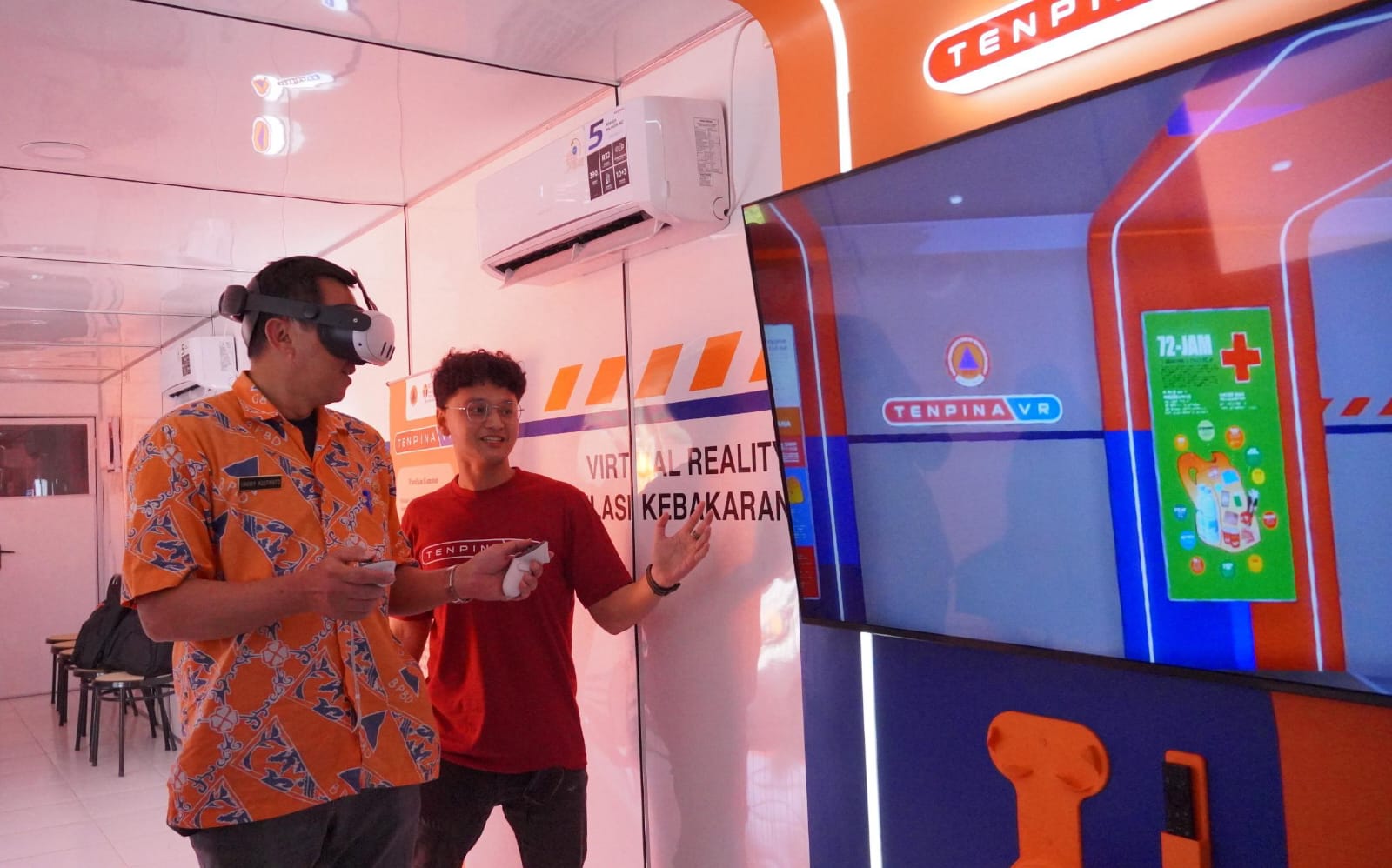 Salah Sato Team Mahasiswa ITS ketika memberikan Tutorial Kebada Salah Sato pengunjung TENPINA VR