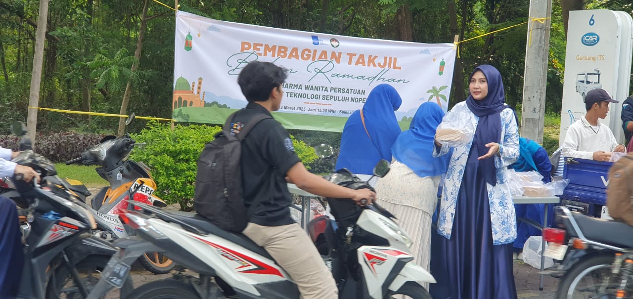 Gambar Ketua DWP ITS Galih Kanestri Dewi Pramujati sedang membagikan takjil gratis