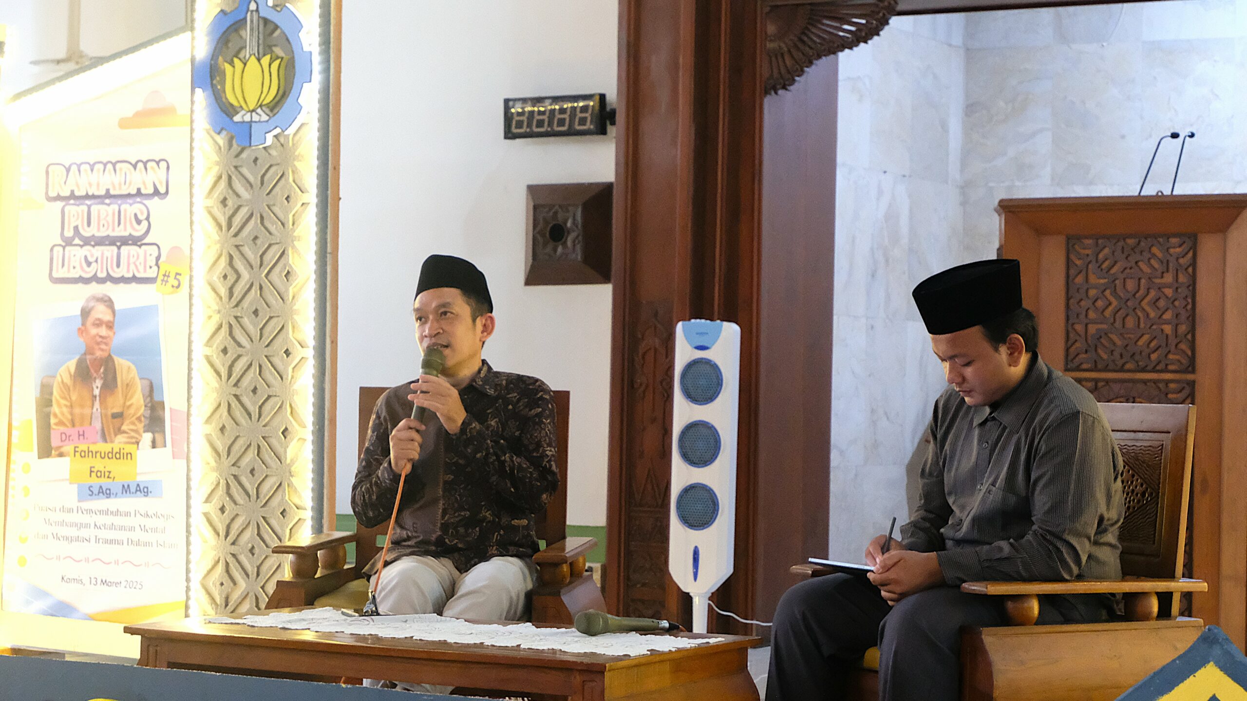Dr Fachruddin Faiz SAg MAg (kiri) memaparkan kajian mengenai membangun ketahanan mental dan mengatasi trauma dalam Islam di Masjid Manarul Ilmi ITS