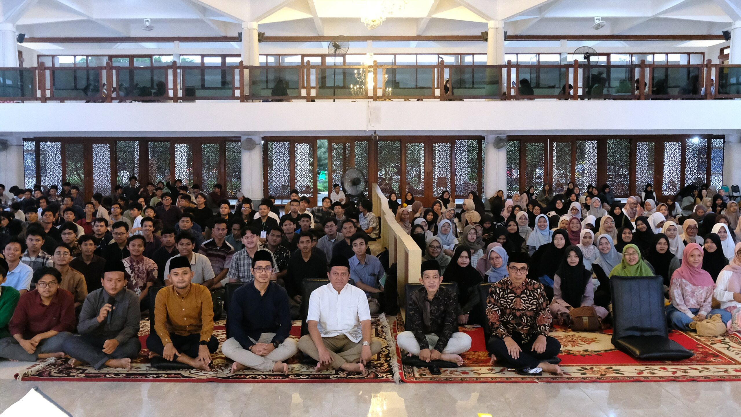 Dr Fachruddin Faiz SAg MAg (barisan depan dua dari kanan) berfoto bersama dengan para peserta Ramadan Public Lecture ke-5 di Masjid Manarul Ilmi ITS