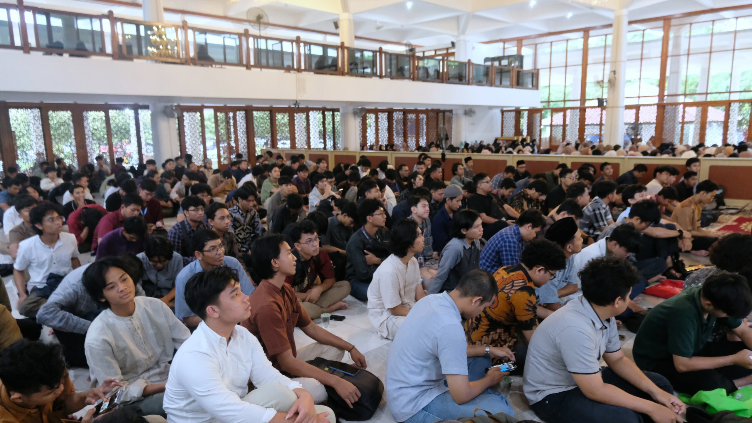 Antusias para peserta Ramadan Public Lecture ke-5 di ruang utama Masjid Manarul Ilmi ITS