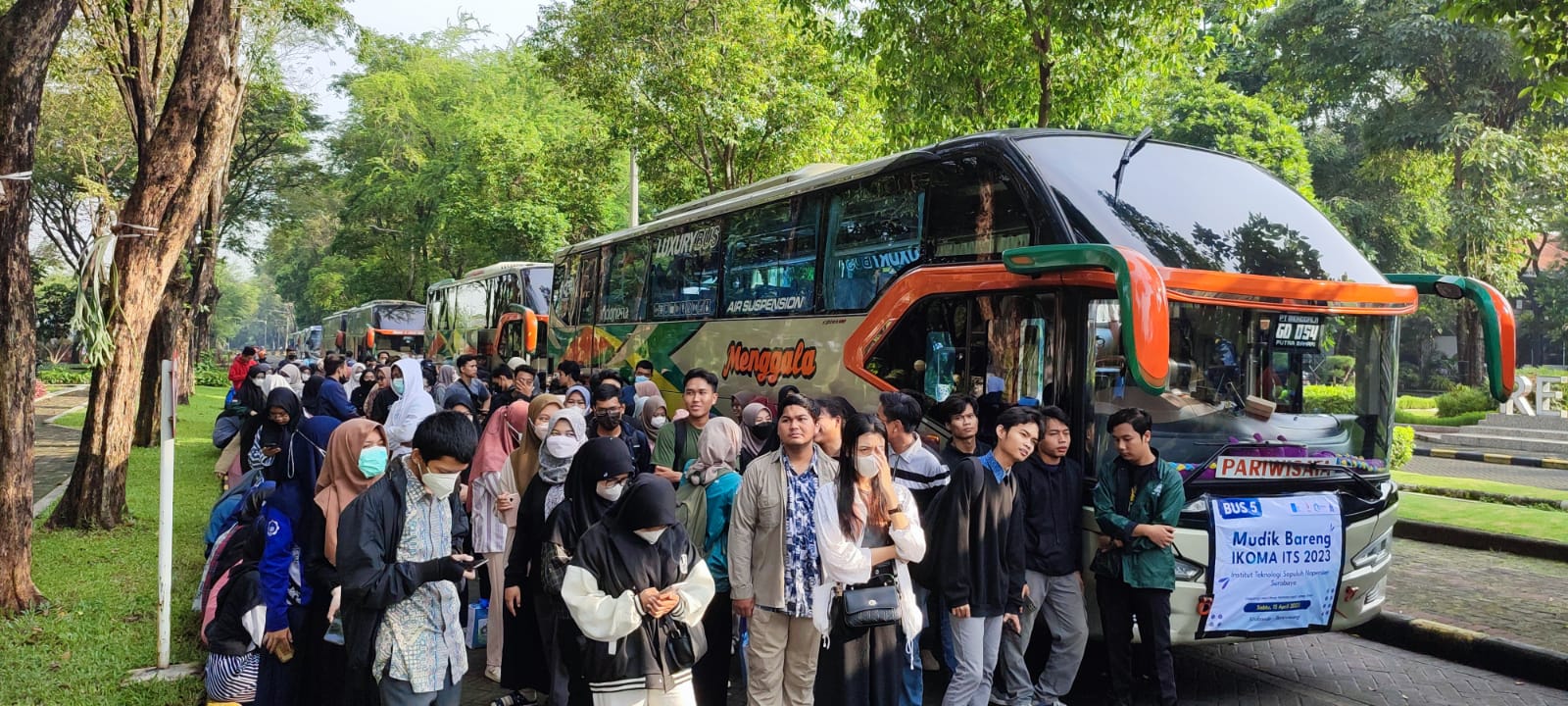 Suasana para peserta Mudik Gratis ITS 2023 sebelum mudik ke kampung halaman